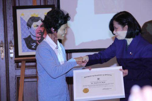 Amb. Yparraguirre presented the Plaque of Recognition to Dr.