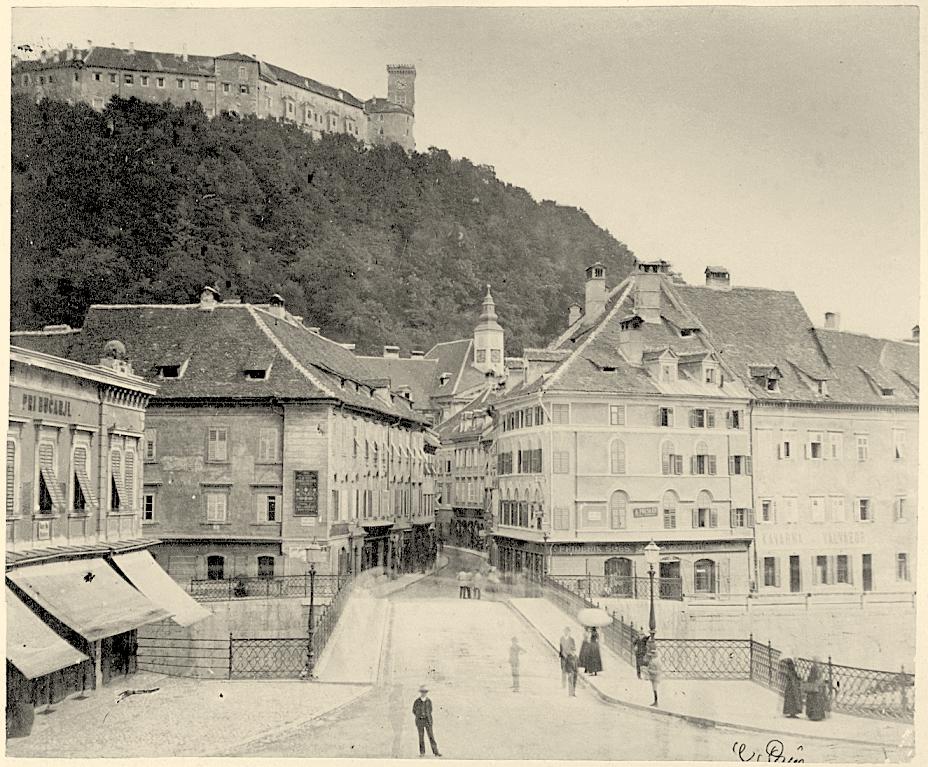 Prva porodnišnica v Ljubljani je leta 1789 dobila svojo sobo v stavbi meščanskega špitala na mestu današnje Kresije, kjer je temna plošča na stavbi (fotoarhiv Zgodovinskega arhiva Ljubljana).