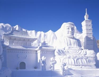 Snow Festival in Sapporo (Photo courtesy of AFLO) The Japanese archipelago consists of mostly mountainous islands that stretch from northeast to southwest about 2,800 km long.