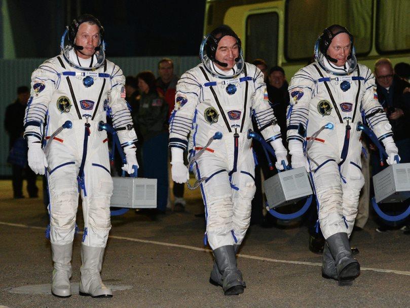 DAY 4 Crew walk-out and Launch Depending on Soyuz rocket launch time, you will be able to see crew walk out of Cosmonaut Hotel and board the bus to take them to the