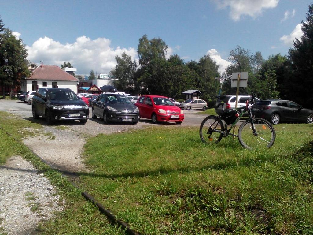 9. Nadväzujúca doprava 9.1 Pozemné komunikácie a parkoviská v blízkosti ţelezničnej stanice Ţelezničná stanica v Tatranskej Lomnici je lokalizovaná do centra mestskej časti.