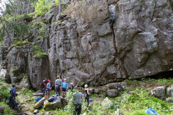 The crag continues southwards with impressive curved overhanging walls such as Halvmåne Half Moon and Vaskebrett The Washing Board. Beware that it is rocky and uneven underfoot.