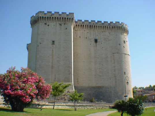 The fortified castle, partly destroyed at Richelieu time, towered the old town with its luxurious hotels and prestigious