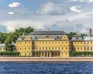 impressively restored interiors that will leave you completely awestruck. DAY 2 St. Petersburg Tue 09 Oct St.