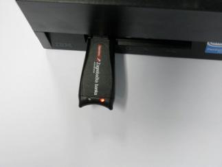 2. SPAJANJE USB KEYJA NA RAČUNALO Da biste USB Key spojili na računalo, potreban je slobodan USB priključak. Na slici 1. prikazan je način ispravnog spajanja USB Keyja na računalo. Slika 1.