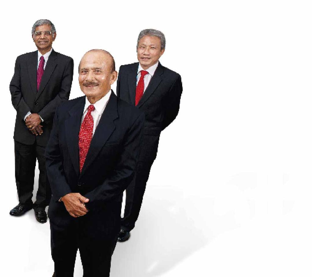 DATO PADUKA NIK HASHIM BIN NIK YUSOFF Independent Non-Executive Director (second from left) TAN SRI DR.