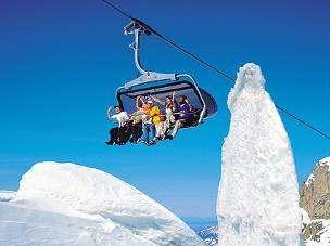 A visit to the Titlis Glacier Cave with all its secrets; an «Ice Flyer» chairlift trip over open glacier crevasses; the breathtaking panorama, as well as