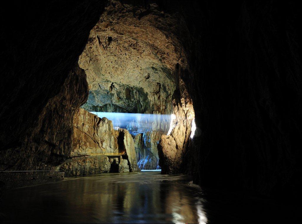 The Skocjan Caves (Slovenia) 3 Protected Area Buffer zone of the : Natural values Cultural Values 413 hectares 45000 hectares The Skocjan Caves are a typical karst architecture developed at the