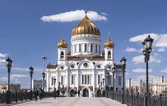 Today you will visit to the grand Christ the Holy Redeemer Cathedral, which towers over historic Moscow.