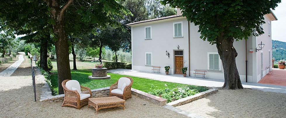 Borgo I Vicelli offers luxury accommodation, events areas and facilities in an authentic and historical context: the location is set in an estate of 17 hectares of olive trees allowing to enjoy the
