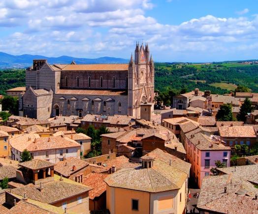 After breakfast, a 30-minute drive takes you through the rolling Umbrian countryside with views back to Orvieto to the start of the day s walk in the Area Attrezzata Sette Frati, located in the Monte