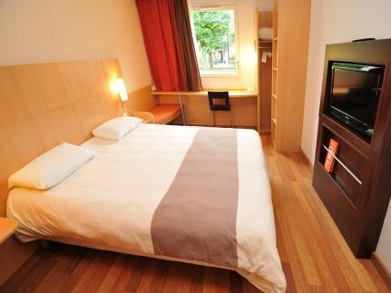 shtml# Room for 2 persons (72 / night including 2 breakfasts) = 26 / person /night without breakfast) For information, Hotel IBIS proposes