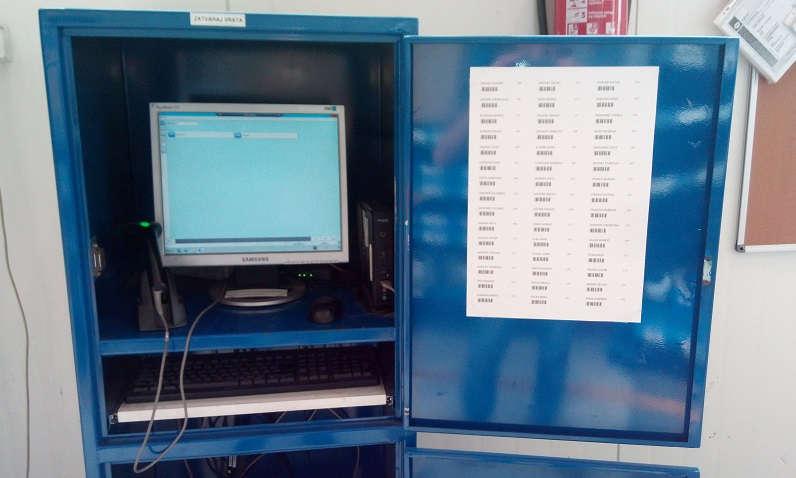 Slika 3.55 Terminal za skeniranje kartica proizvodnih naloga, popis radnika i pripadajućih barkodova na slici desno [27] Operacije naloga treba skenirati ispravnim redoslijedom, od prve do posljednje.