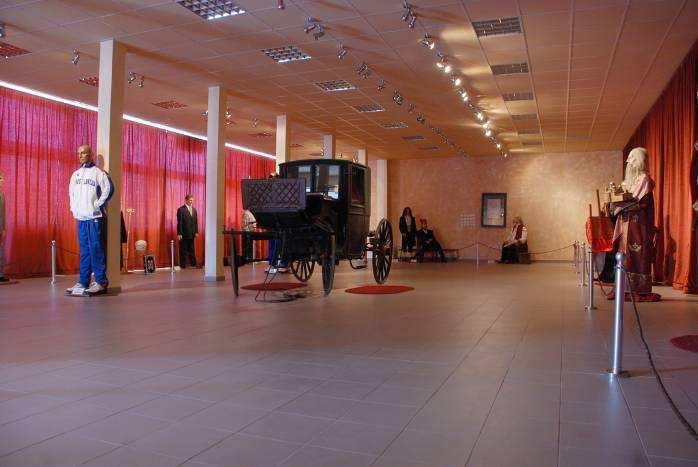 МУЗЕЈ ВОШТАНИХ ФИГУРА 01/09 Музеј воштаних фигура Поред зоолошког врта и AQVA-PARKA у Јагодини 1. маја 2008. године отворио се први музеј воштаних фигура у Србији и на Балкану.