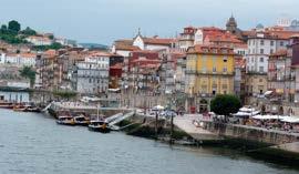 Of his original plans, only the sides to the north, with its monumental Praça da Ribeira fountain, and the west were ever completed.