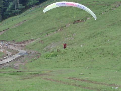 They were explained various types and parts of a Paraglider and all technical mechanisms involved in its