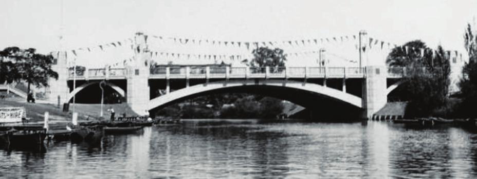 By 1920 the old City Bridge (erected in 1877) had become overloaded causing congestion, particularly when trams were crossing the bridge.