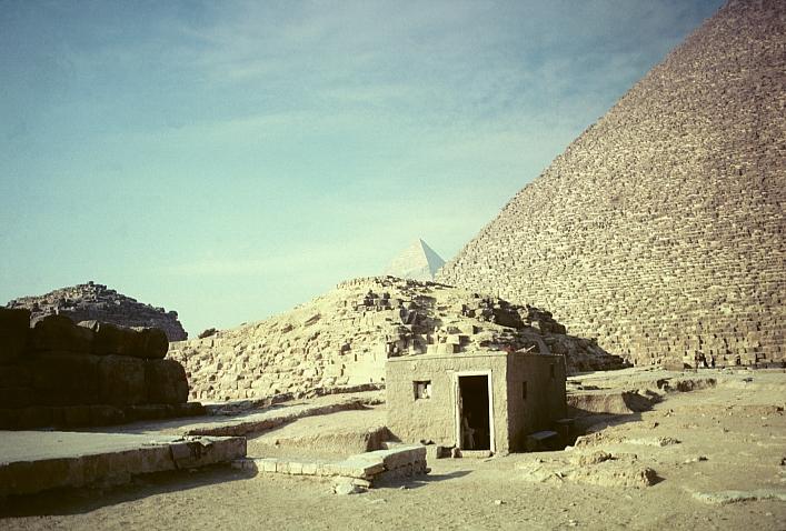Old Kingdom Architecture: Khufu s Pyramid at Giza Khufu s Pyramid at Giza Many scientists theorize its massive stone blocks were