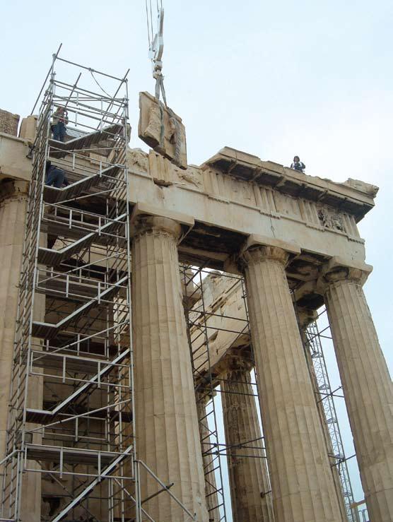 31 removed from the monument was taken by copies of the façade, with the sculptured decoration in artificial stone, which was anchored to marble blocks that took the place of the back part of what