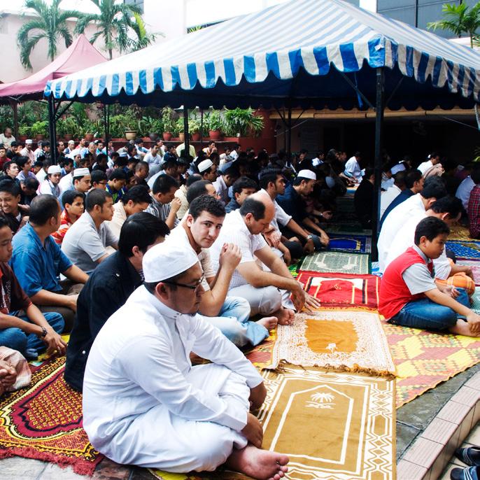 Pictures above right (L-R): Patrons and staff together doing the prayer at the musollah in De Palma Hotel Shah Alam. Religious classes are held at De Palma Hotel Ampang.