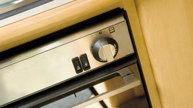 Enjoy the control of the latest Spinflo high-speed hob, while the 2-shelf oven gently