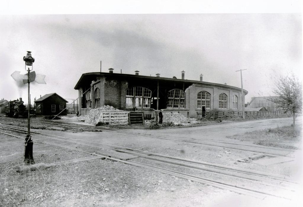 [93] Earthquake damage to Lenzen Roundhouse. The catastrophic 1906 Earthquake affected nearly every aspect of commerce in the South Bay, including the region s railroads.