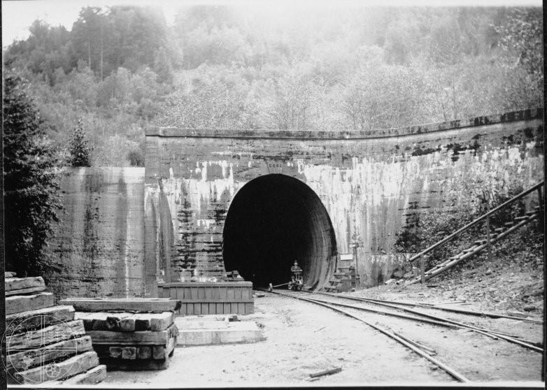 [90] North Portal of Wright s Tunnel in the Santa Cruz Mountains.