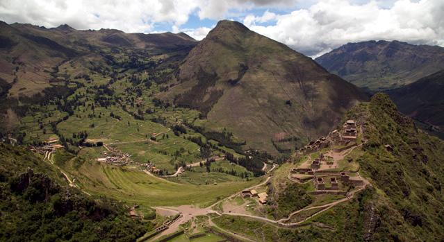 * Not recommended for travelers with fear of heights. T2 T3 Ollantaytambo Duration: 3h Distance: 4.7 km / 2.9 mi 2.885 m.a.s.l / 9.465 f.a.s.l Gain:177 m / 581 ft Loss: 146 m / 479 ft Description: The walk takes us through the living Inca town of Ollantaytambo.