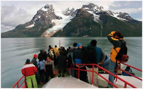 In a modern Agunsa boat you will navigate across the Última Esperanza fjord, passing colonies of cormorants and sea lions with views of the Balmaceda Glacier in the distance and enjoying a