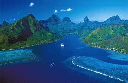 OPUNOHU BAY The bay of Opunohu (or of Papetoai) is one of the most beautiful sites of Moorea, offering a sight on the peaks of the Mou aroa, overhanging waters in the mesmerizing reflections.