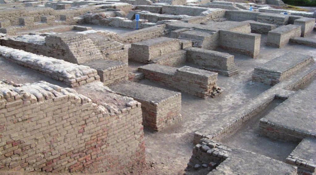 Arheološke iskopine u Mohenjo Daru. na zapadu, jer je u prošlosti bio podijeljen pravokutno glavnim cestama u smjeru sjever jug i sporednim u smjeru istok zapad.