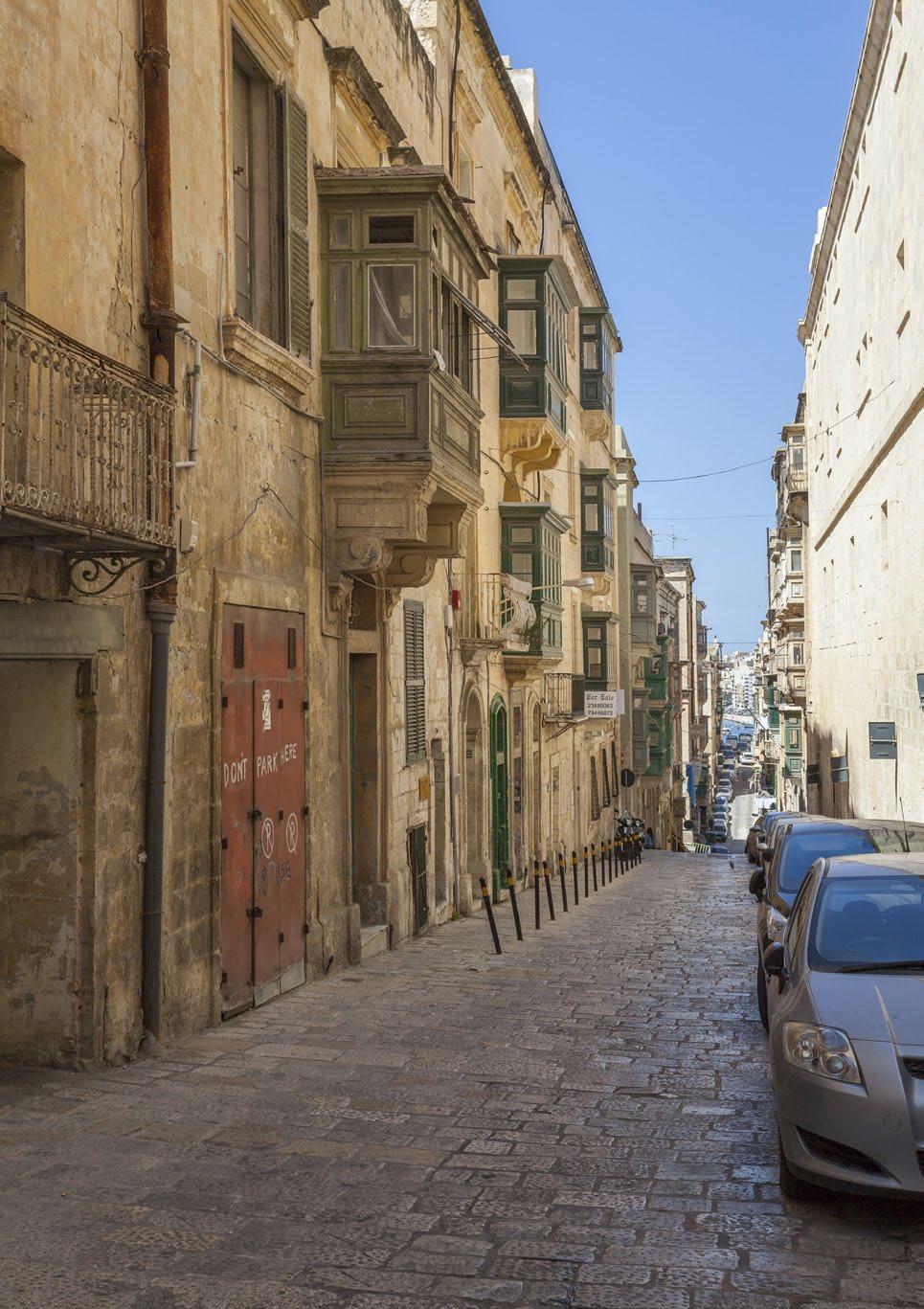 ITINERARIES AND WALKING ROUTES C O N T E N T S This section is the most practical part of this guide and you can use it in two ways: Typical street scene in Valletta. 1.