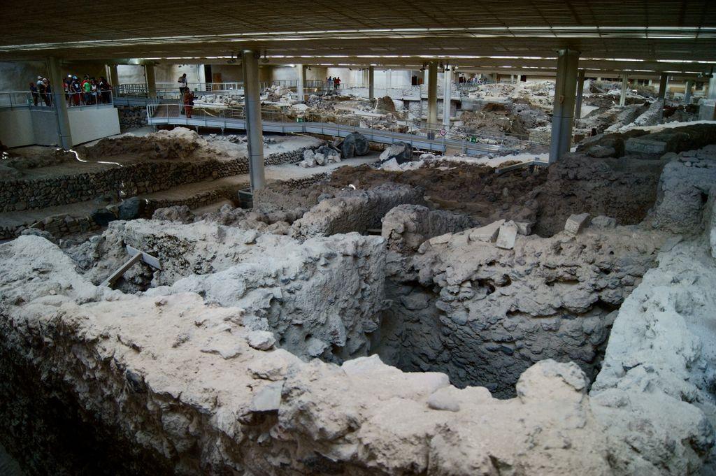 Figure 1: Relative placement of protective roof, supporting pillars and visitor walkways (Image Copyright: Rianca Vogels) Excavation Initially, tunnelling was attempted at the site; however, because