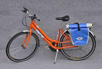 Bikes Hybrid touring bikes are equipped with 21 gears, cyclometer, lock, one pannier,