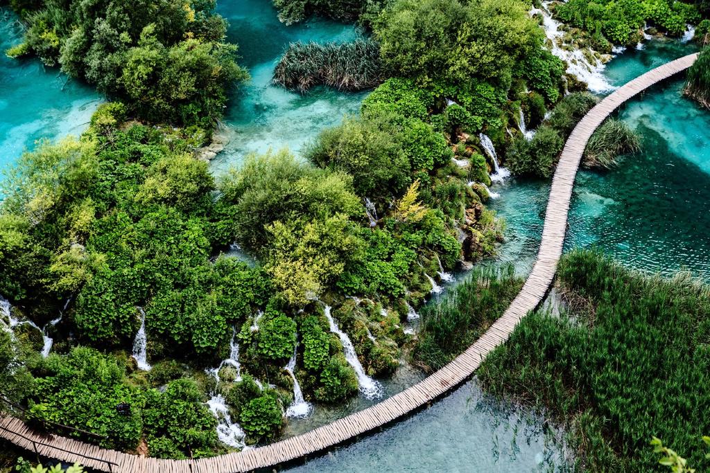 ITINERARY DAY 7: PLITVICE NATIONAL PARK Get an early start to the day and enjoy the scenic road trip through the Istria Peninsula and Croatia's mainland to the largest and oldest national park in the