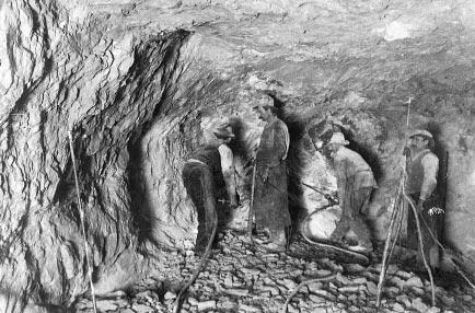 Acta carsologica, 32/1 (2003) Fig. 7: Digging a carriage garage into the rock, winter of 1924/25 (Notranjski muzej Postojna collection). garage, from the lower part of the platform.