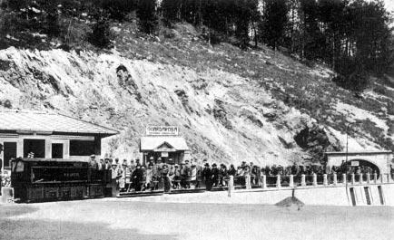 Acta carsologica, 32/1 (2003) Fig. 9: The train on the platform in front of the cave after March 1925 (Notranjski muzej Postojna collection).