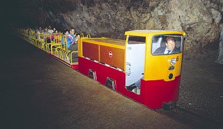 (Notranjski  13: The ride by train ends below Kalvarija and visitors gather