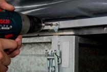 Fix the locking latches with self-drilling screws to the trailer walls and the steel frame of the tent.