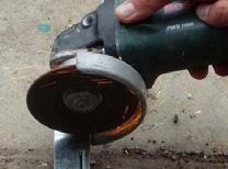 Step by step hinge and gas strut mounting: Secure your trailer against rolling and tipping.