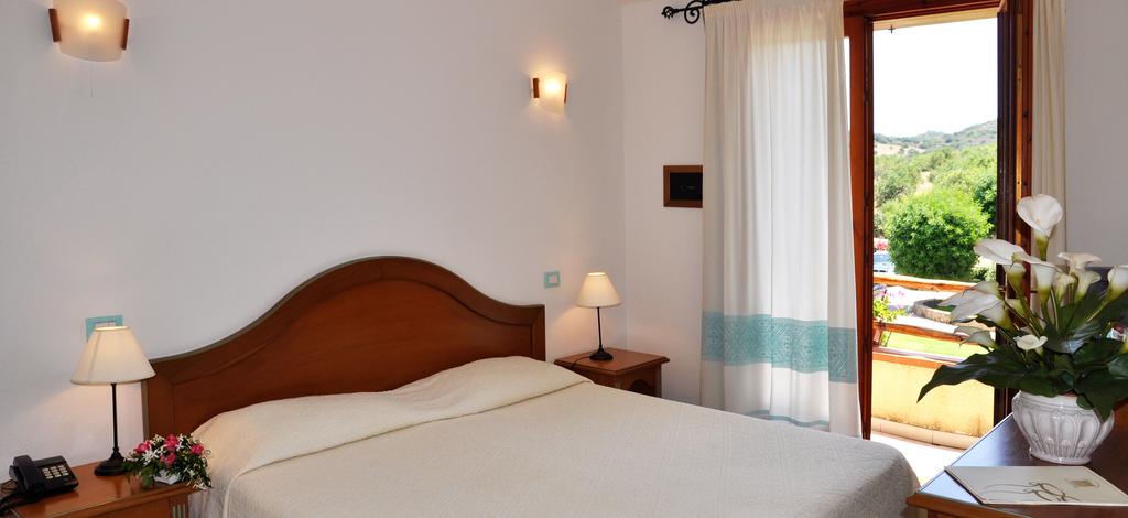 LE ANFORE HOTEL - DOUBLE ROOMS WITH BALCONY All rooms are provided with private bathroom with shower, air conditioning/heating, writing