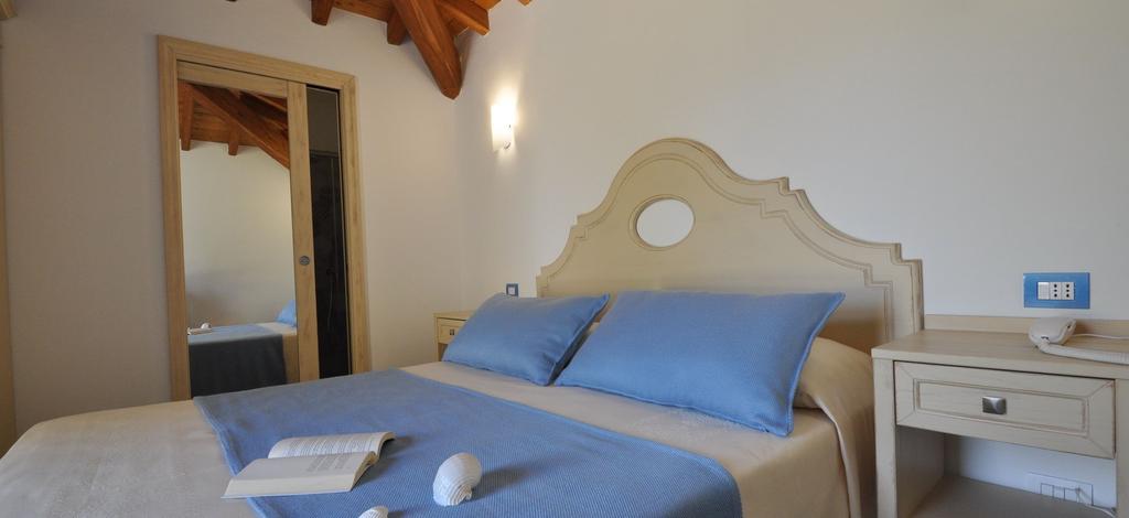 LE ANFORE HOTEL - DOUBLE ROOMS WITH PATIO Covered with wooden cover, decorated with the colours of light green or blue, provided with excellent domotic system, double rooms with patio are provided