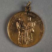 Na zadnji strani podstavka je napis: Uradna vojna oskrba / Offizielle Kriegsfürsorge. 62. Aliančna medalja s portretoma cesarjev Viljema II. in Franca Jožefa I.