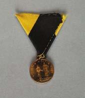 fabric Diameter 1.4 cm PMPO ZGO716/2014 Na prednji strani mini medaljona sta z desne strani upodobljena zavezniška vladarja Viljem II. in Franc Jožef I.