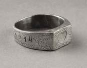 Domoljubni prstan, 1914 1916 Aluminij, baker Premer 2,1 cm A patriotic ring, 1914 1916 Aluminium, copper Diameter 2.