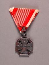 Na hrbtni strani je napis: LAESO / MILITI / MCMXVIII (ranjenemu vojaku, 1918). Medaljo ranjenemu vojaku je cesar Karel I.