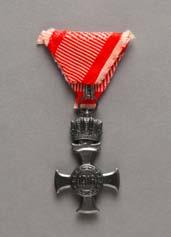 Križ je nosil letnico 1916 v obroču na kronski podlagi, oboje je bilo obdano z lovorjevim vencem. 144.