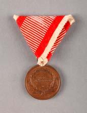 Če je bila medalja zaslužena v bitki, so to označili s prekrižanima mečema na traku. 148. Bronasta medalja Franca Jožefa I.
