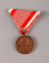 9 cm PMPO, ZGO 660/ 2013 Medalja ima na sprednji strani reliefno podobo cesarja Franca Jožefa I.