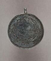 9 cm PMPO, ZGO 659/2013 Srebrna medalja za hrabrost II. razreda ima na sprednji strani reliefno podobo vladajočega monarha.